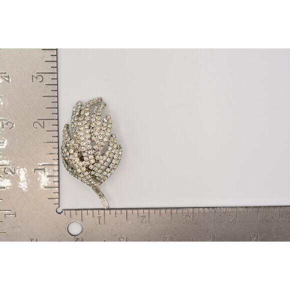 Weiss Green & Clear Rhinestone Leaf Brooch Pin – The Jewelry  Vintage Crystal Leaf Pin Brooch Baguette Prong Rhinestone Silver Sparkling BinAL